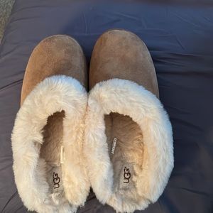 UGG women’s classic slipper size 10